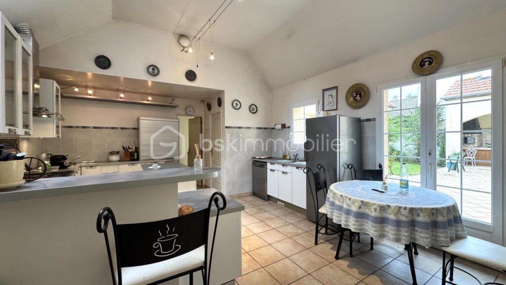 À vendre : Grande maison de ville à Germigny-l’Évêque 210m2 – 7 pièces – 5 chambres – 210 m²