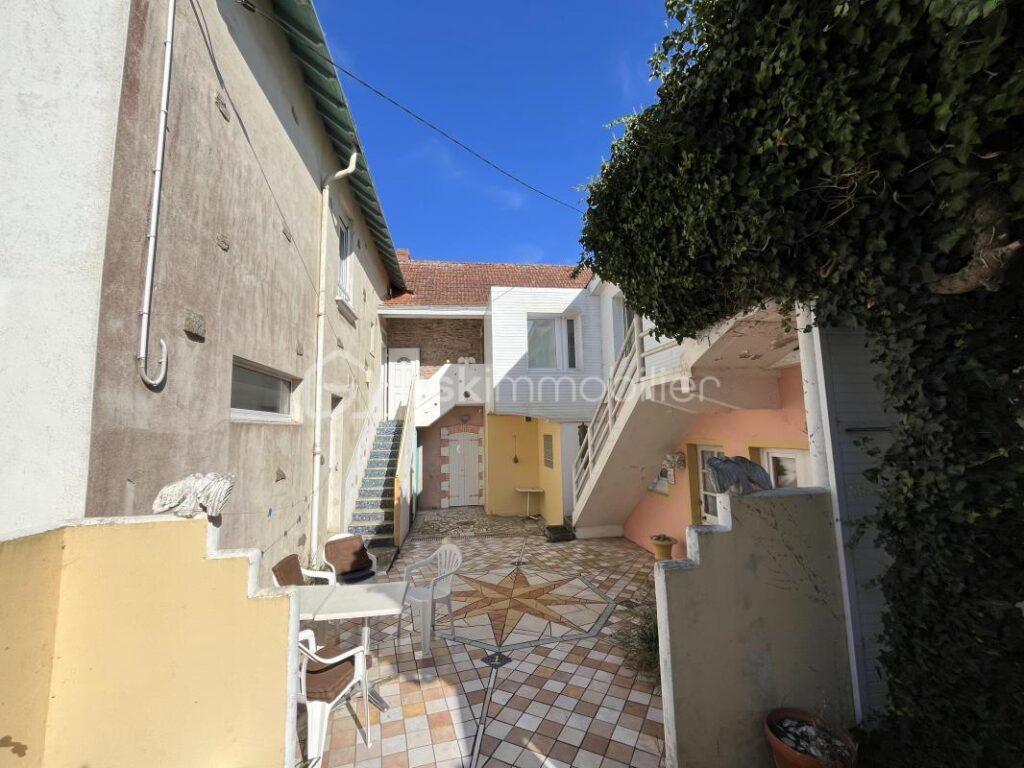 IMMEUBLE MIXTE DE 348m2 AVEC HÔTEL, LOFT, BOUTIQUE ET CAFÉ ! – 11 pièces – NR chambres – 348 m²