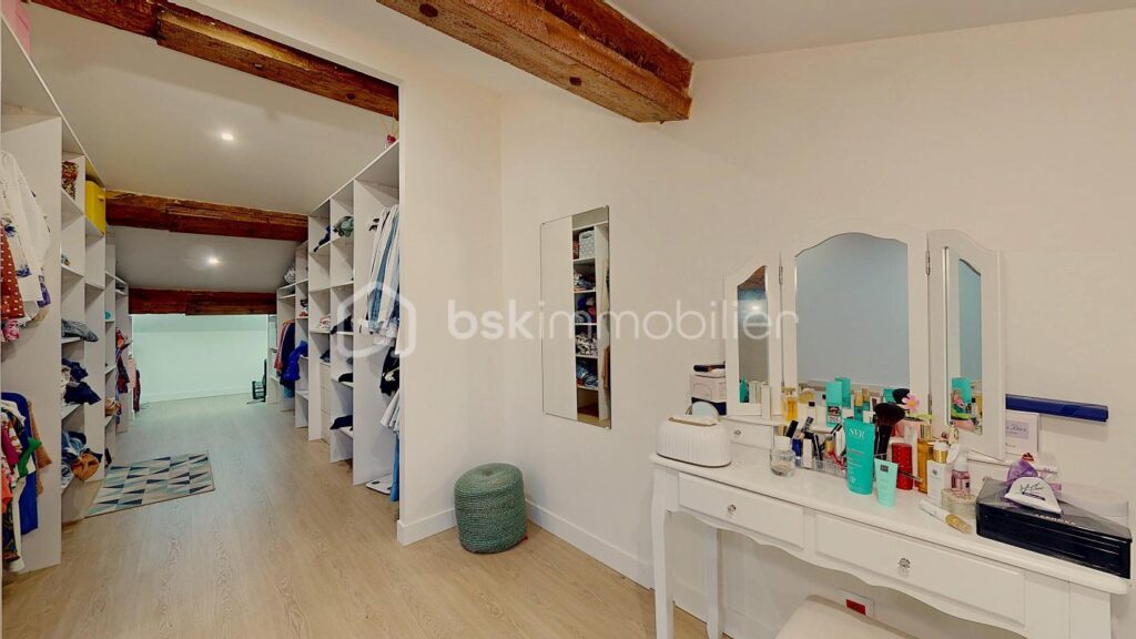 Longère de 275 m² avec dépendances et piscine – 7 pièces – 5 chambres – 275 m²