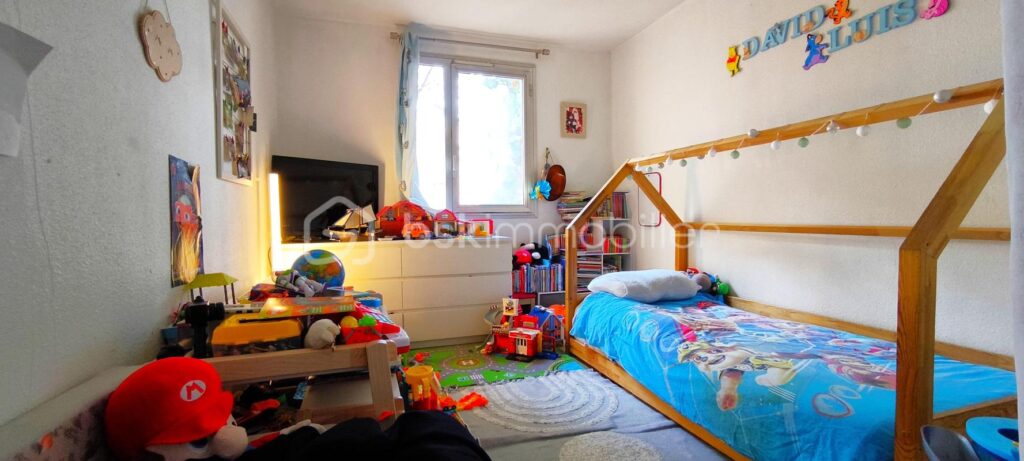 Magnifique appartement T3, avec une cave , située dans une résidence sur les hauteurs de Cassis – 3 pièces – 2 chambres – 67 m²