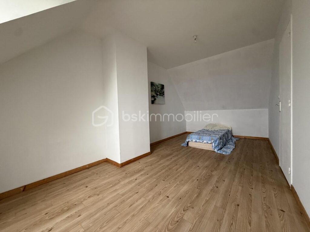 Maison familiale à 5 minutes de Pont-l’Évêque – Grand terrain de 3 900 m² et belle vue – 4 pièces – 3 chambres – 104 m²