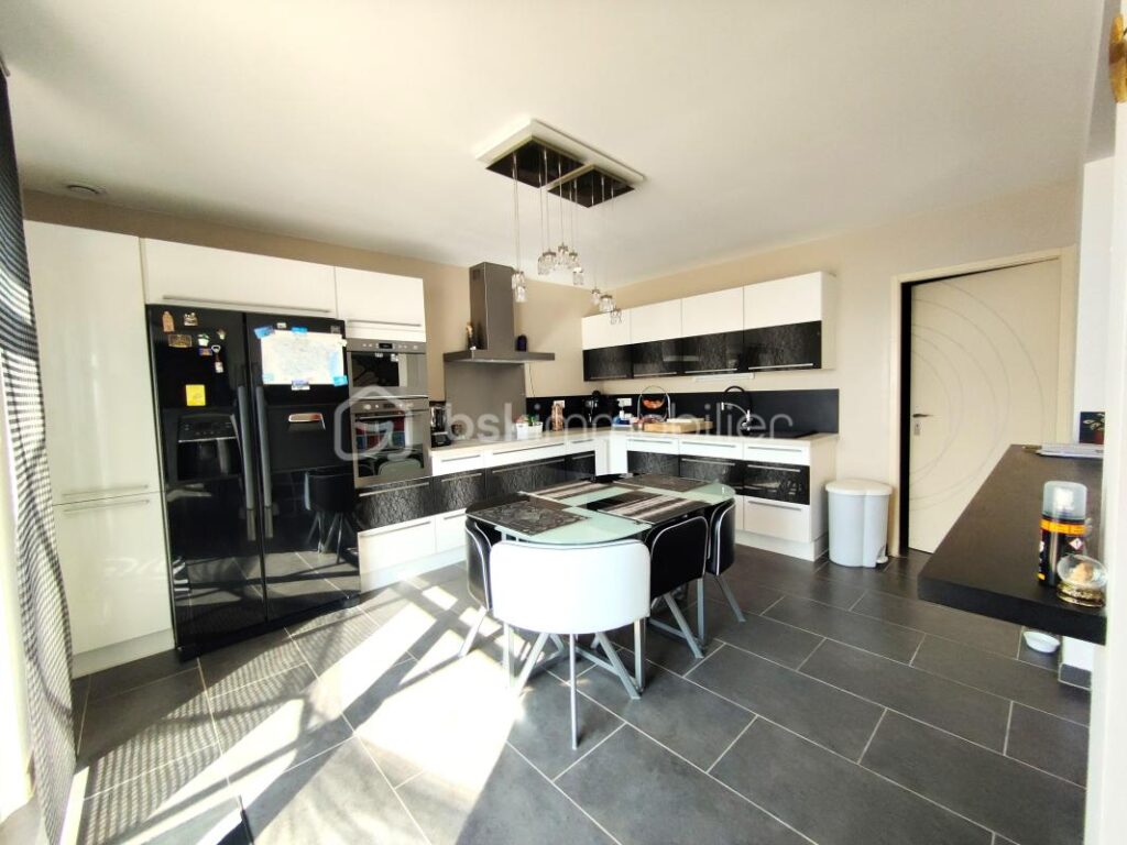 MONTREDON DES CORBIÈRES – VILLA moderne 5 pièces 165m² habitable avec VUE EXCEPTIONNELLE – GRANDE CUISINE EQUIPEE – ARRIÈRE CUISINE – GARAGE 18m² avec mezzanine – 4 CHAMBRES dont GRANDE SUITE PARENTALE – CLIM GAINABLE sur PARCELLE 585m² – 5 pièces – 4 chambres – 165 m²