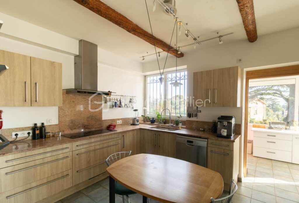 Demeure de caractère avec ascenseur, dépendances et terrain piscinable – 8 pièces – 6 chambres – 255 m²