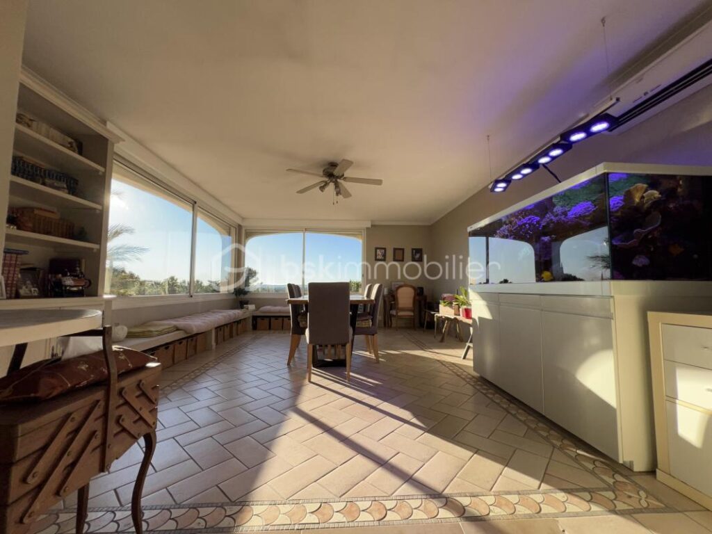 Vue Spectaculaire sur le Rocher : L’Art de Vivre Provençal à La Bouverie – 6 pièces – 4 chambres – 186 m²