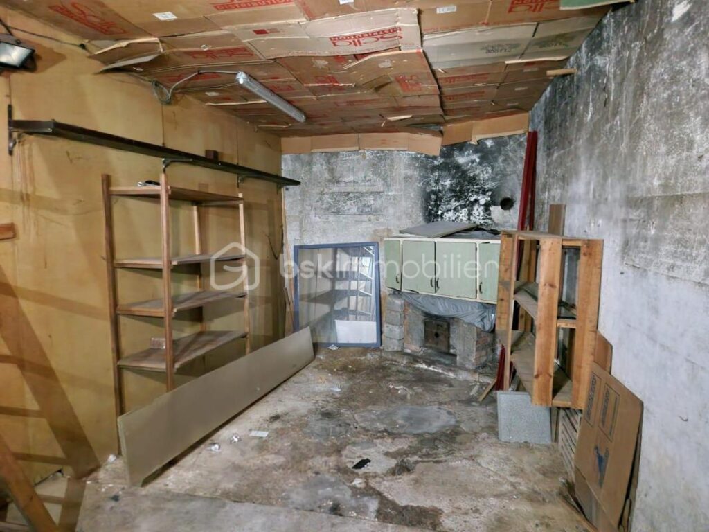 🏢 Opportunité commerciale rare en centre-ville de Thénezay – 5 pièces – 4 chambres – 213 m²