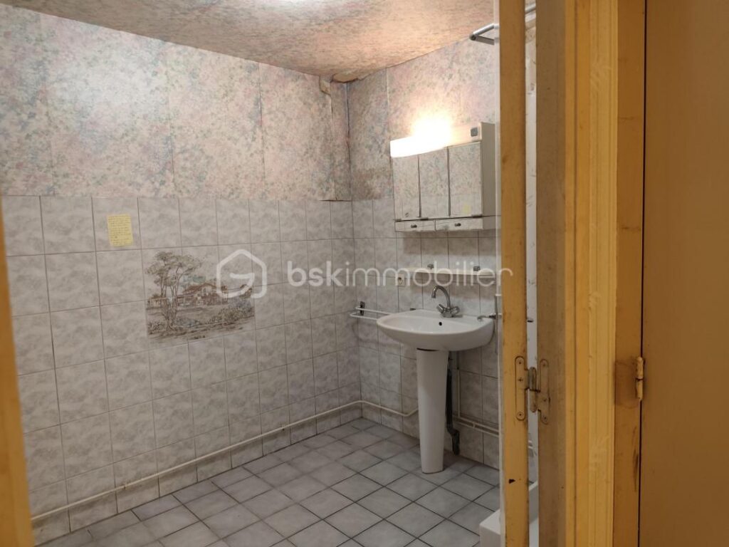 À deux pas du centre-ville de Saint-James – Une maison pleine de potentiel avec véranda et vue dégagée – 5 pièces – 2 chambres – 83 m²