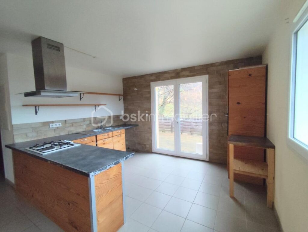 Villa récente avec vue exceptionnelle – Riols – DPE A – Terrain + parcelles – 3 pièces – 2 chambres – 82 m²