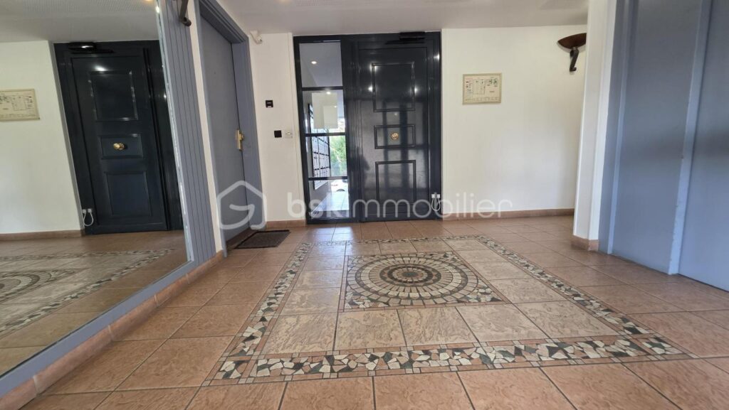 Appartement F3 – 2 chambres – grand balcon vue Seine – Parking privatif en sous-sol – 3 pièces – 2 chambres – 61 m²