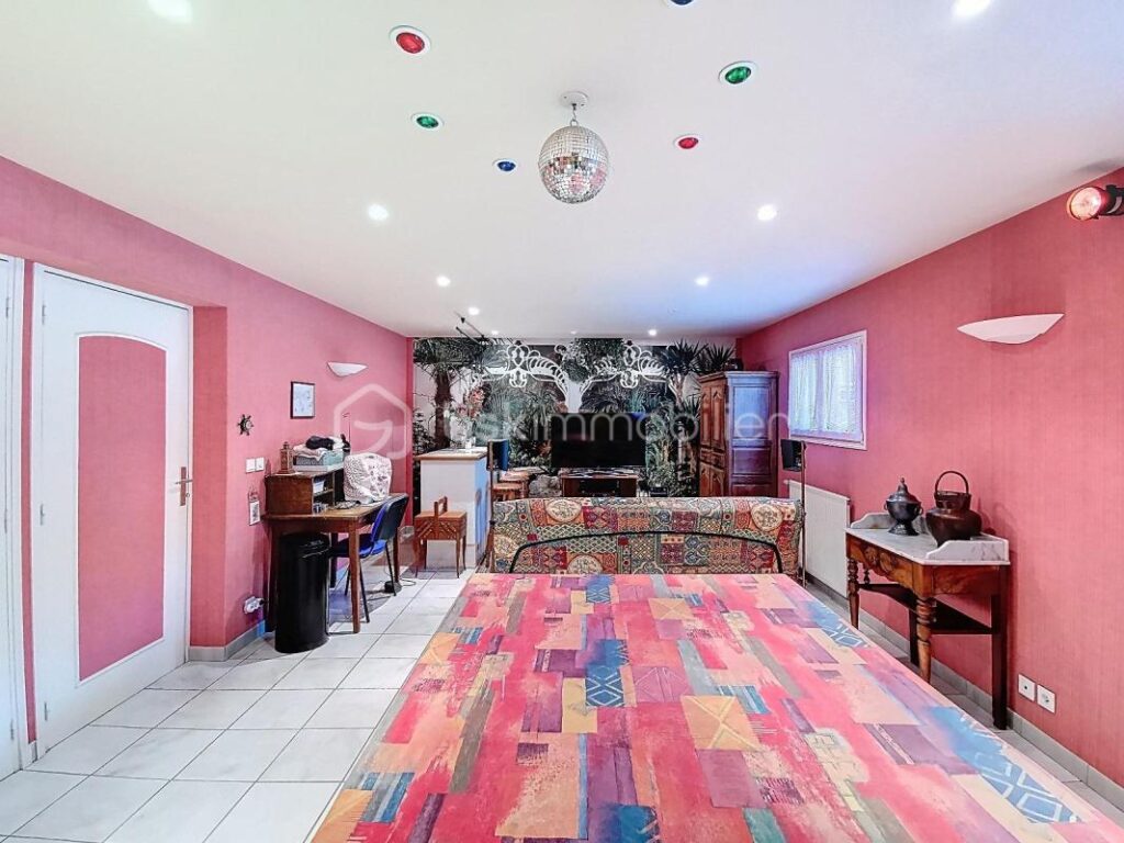 À VENDRE – Maison de caractère de 201 m² avec jardin paysager 🌿, piscine 🏊‍♂️ et vue dégagée 🌄 – 6 pièces – 4 chambres – 201 m²