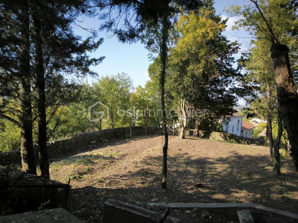 Une maison de 212m² avec un parc arboré de 925m² – 8 pièces – 6 chambres – 213 m²