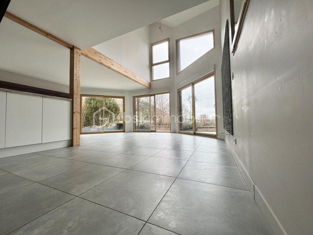 Maison d’architecte de 173m2 avec terrain de 993m2 – 6 pièces – 5 chambres – 173 m²