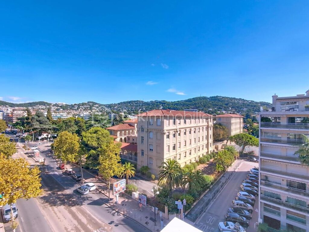 CANNES CARNOT 3P RÉNOVÉ ÉTAGE ÉLEVÉ – 3 pièces – 2 chambres – 67 m²