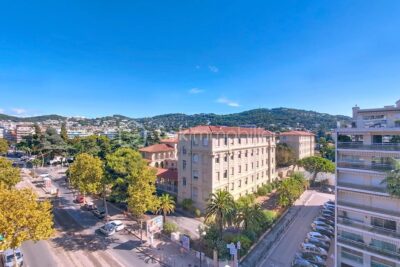 CANNES CARNOT 3P RÉNOVÉ ÉTAGE ÉLEVÉ – 3 pièces – 2 chambres – 67 m²