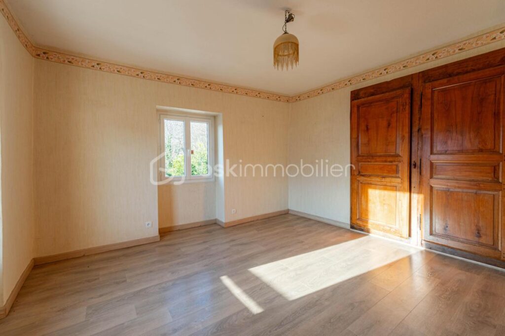 BATISSE DE CARACTERE DE 149 m² sur terrain de 1 850 m² – 5 pièces – 3 chambres – 116 m²