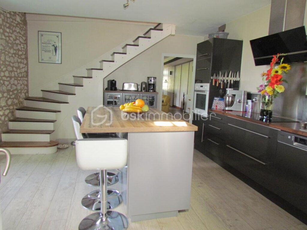 MENSIGNAC (24350) Près PERIGUEUX ,MAISON PERIGOURDINE de 223 m² à COUP DE COEUR !! – 7 pièces – 5 chambres – 223 m²