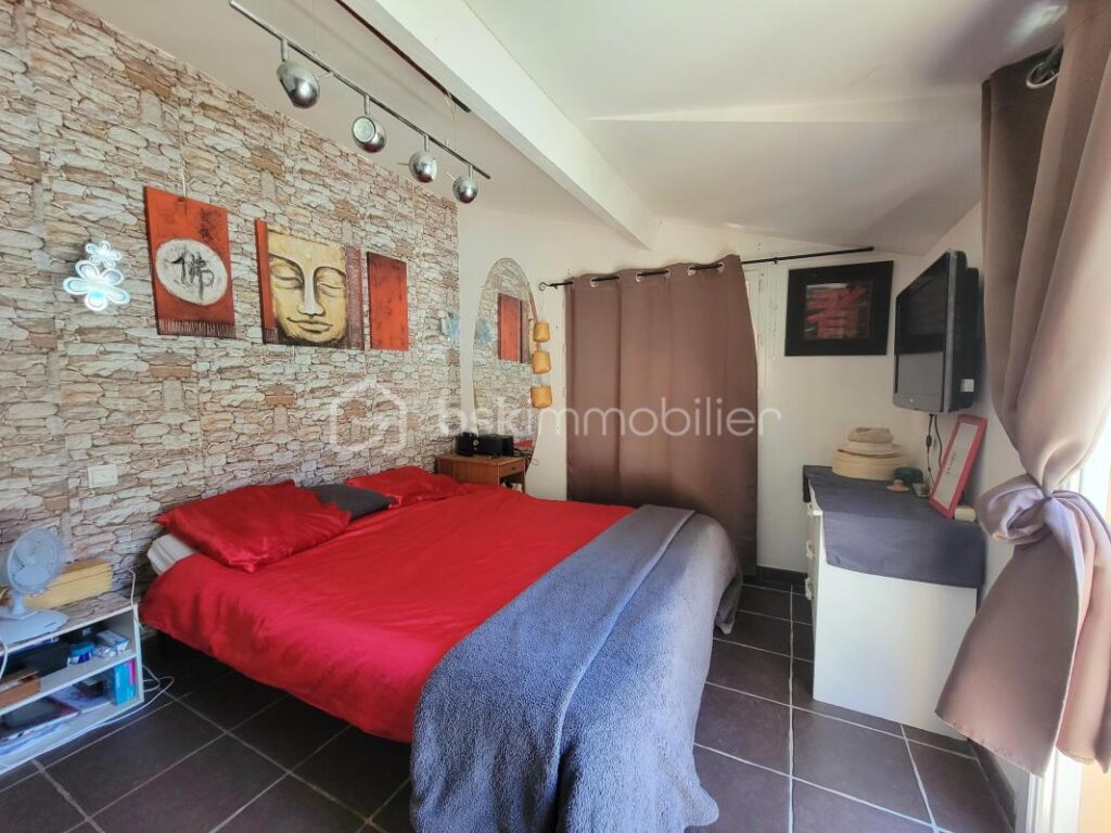 Grande maison familiale de plain pied avec piscine, terrasses, vue dégagée et T3 indépendant – 9 pièces – 7 chambres – 188 m²