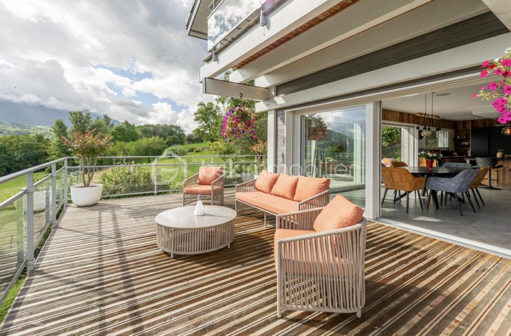 EXCLUSIVITE : SUPERBE VILLA MODERNE 270 M2 SAINT JORIOZ AVEC VUE SUR LAC D ANNECY – 9 pièces – 6 chambres – 269 m²