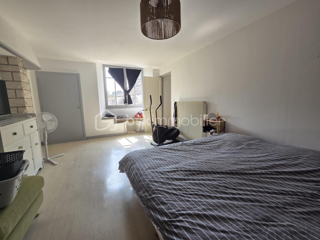 Maison de caractère 100 m² à Limalonges avec jardin, garage et cave voutée – 3 pièces – 2 chambres – 100 m²