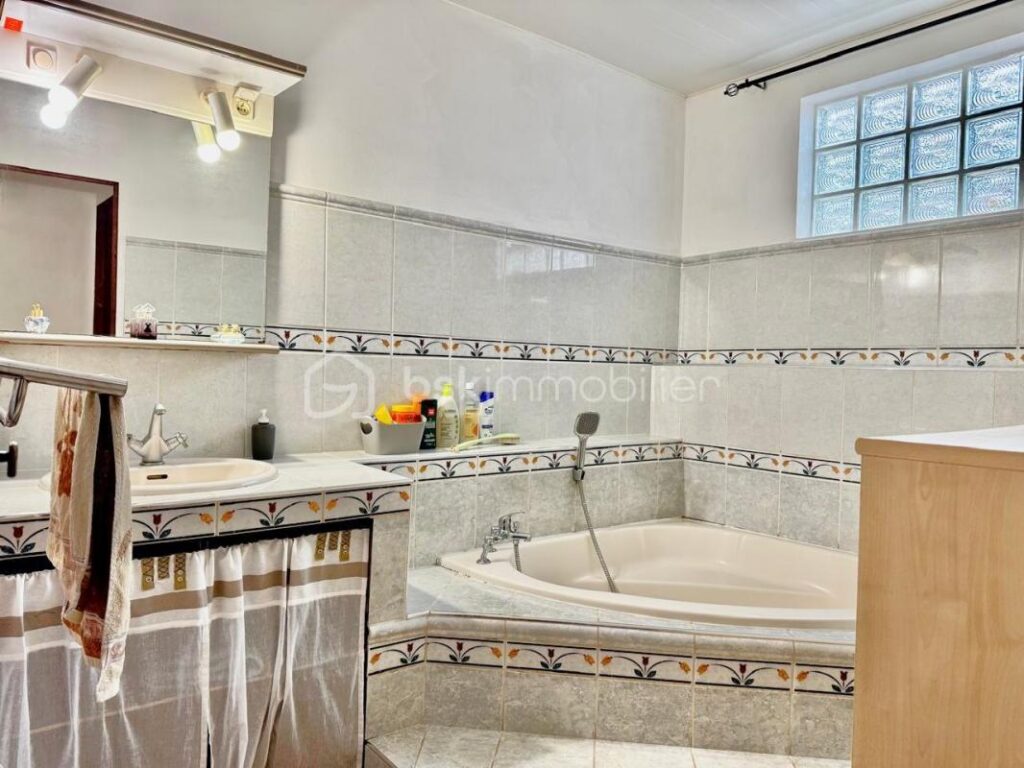 Maison spacieuse avec pergola et jacuzzi – 4 pièces – 3 chambres – 115 m²