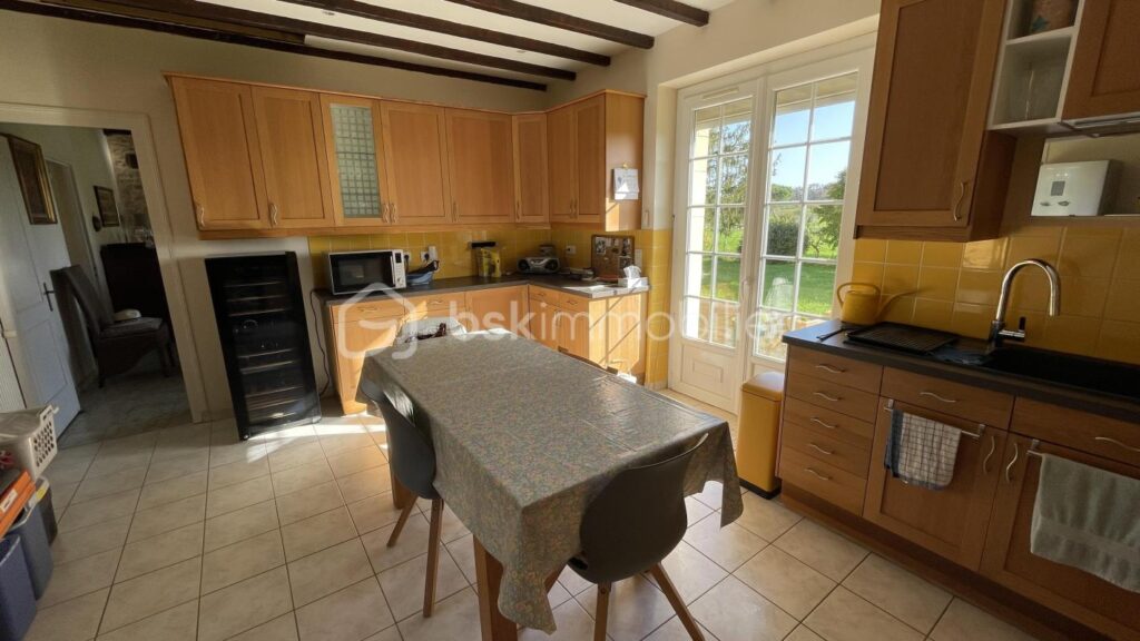 Magnifique bâtisse en pierre de 219m² habitable avec environ 658m² de dépendance sur 10600m² partiellement clos – 7 pièces – 4 chambres – 219 m²