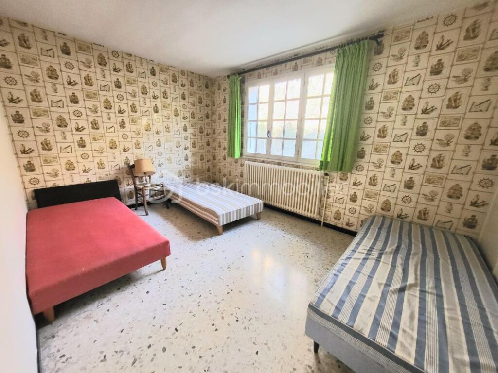 IDÉAL INVESTISSEUR / MARCHAND DE BIENS – Fort potentiel de rentabilité et plus-value – 264 m² sur 3 125 m² terrain – 15 pièces – 10 chambres – 264 m²