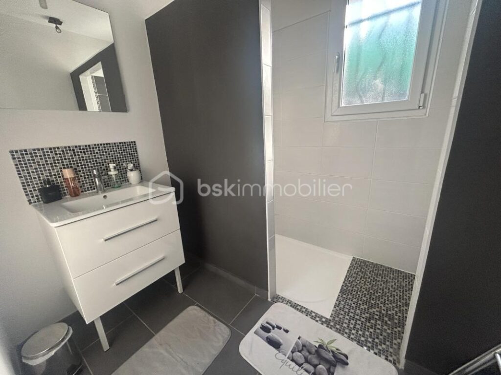 SUPERBE MAISON PLAIN PIED CONTEMPORAINE – 4 CHAMBRES – DOUBLE GARAGE – PISCINE – 5 pièces – 4 chambres – 138 m²