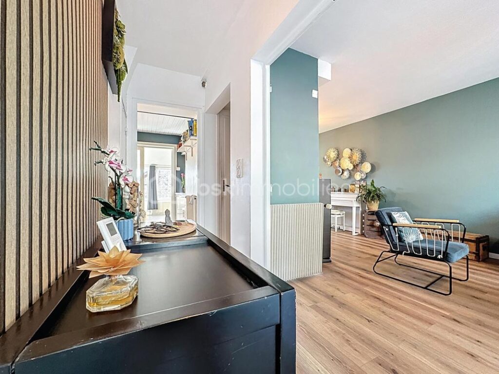 Maison de ville rénovée au coeur de Montebourg – Avec terrain, cour arrière, grange – 4 pièces – 2 chambres – 94 m²