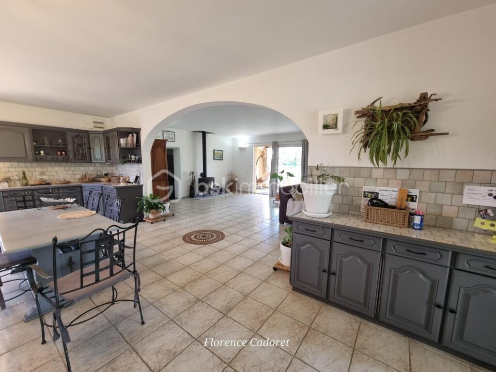 GRANDE VILLA AU CALME AUX PORTES D UZES – 8 pièces – 6 chambres – 239 m²