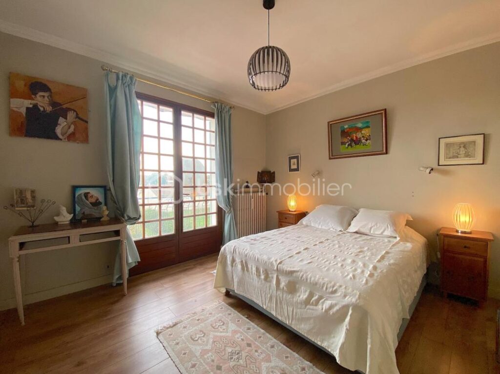 Maison avec 4 chambres + une piscine couverte + un garage de 110m2 !!! De l’espace, du calme et de l’authenticité !!!! – 8 pièces – 4 chambres – 248 m²