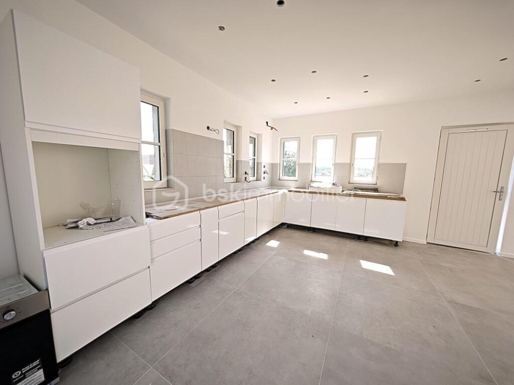 Maison exceptionnelle vue panoramique, d’une superficie de 144 m², sur sous-sol de 56 m² édifié sur terrain de 410 m² arboré et paysagé, RT 2020, 4 chambres, une salle d’eau, une salle de bain, 2 wc séparés – 6 pièces – 4 chambres – 144 m²