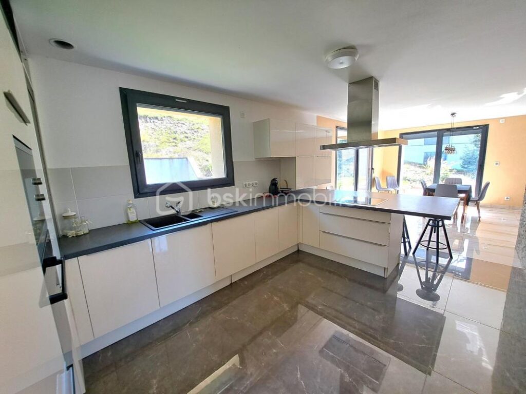 Maison récente de type 6 avec vue dégagée sur belle parcelle de 650 m² – Secteur de la Caronnée – 6 pièces – 4 chambres – 155 m²