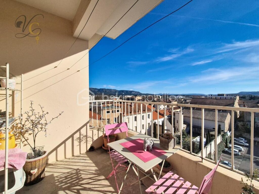 Appartement lumineux au dernier étage avec terrasse et parking sécurisé – 3 pièces – 2 chambres – 68 m²