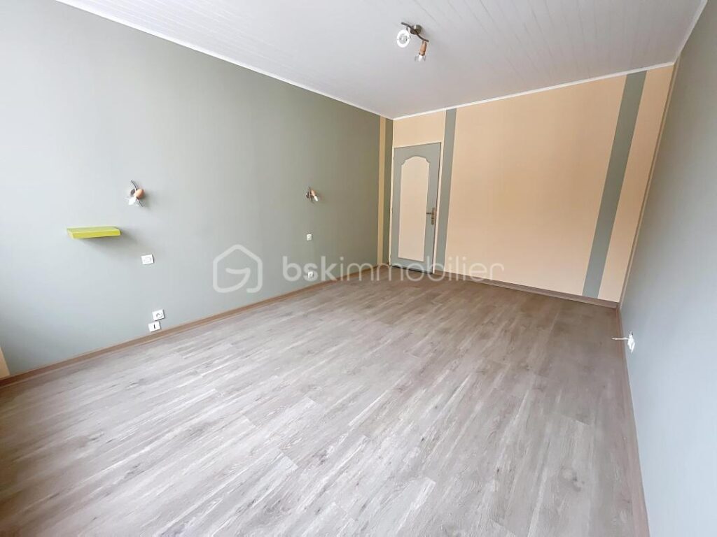 CORPS DE FERME AVEC HANGARS ET PATURE – 8 pièces – 4 chambres – 222 m²