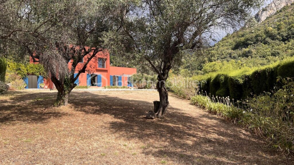 VILLA D’ARCHITECTE – VUE MER PANORAMIQUE – PISCINE – GARAGE – PROCHE CENTRE-VILLE – 7 pièces – 5 chambres – 230 m²