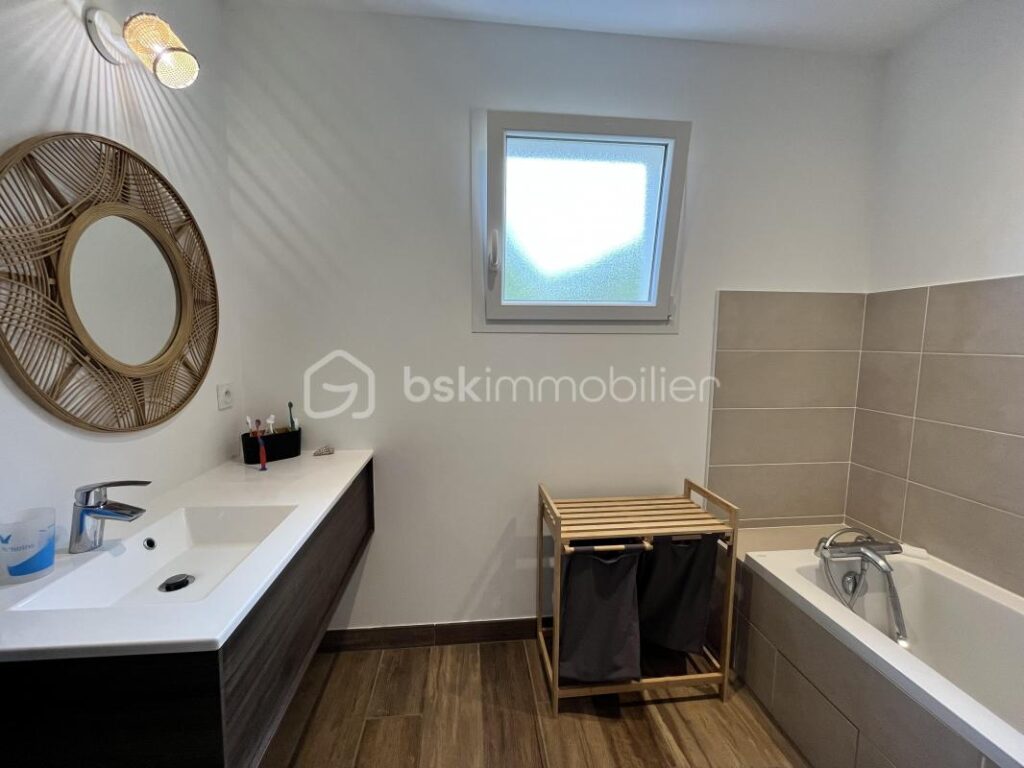 Maison contemporaine avec piscine – 4 pièces – 3 chambres – 130 m²