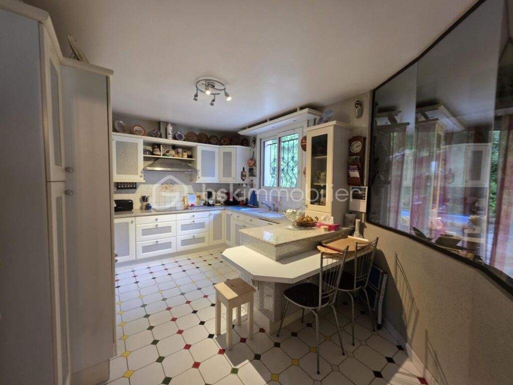 MAISON STE COLOMBE EN BRUILHOIS- GARAGE- JARDIN 3850 m² – 5 pièces – 4 chambres – 140 m²