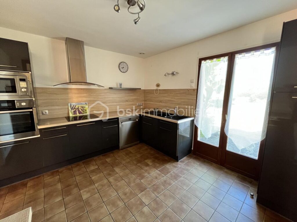 Charmant pavillon de plain-pied sur sous-sol complet avec garage et terrain – 4 pièces – 3 chambres – 89 m²