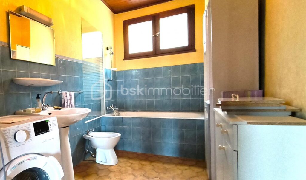 MAISON AVEC VUE SUR LE MONT BLANC – 8 pièces – 4 chambres – 353 m²