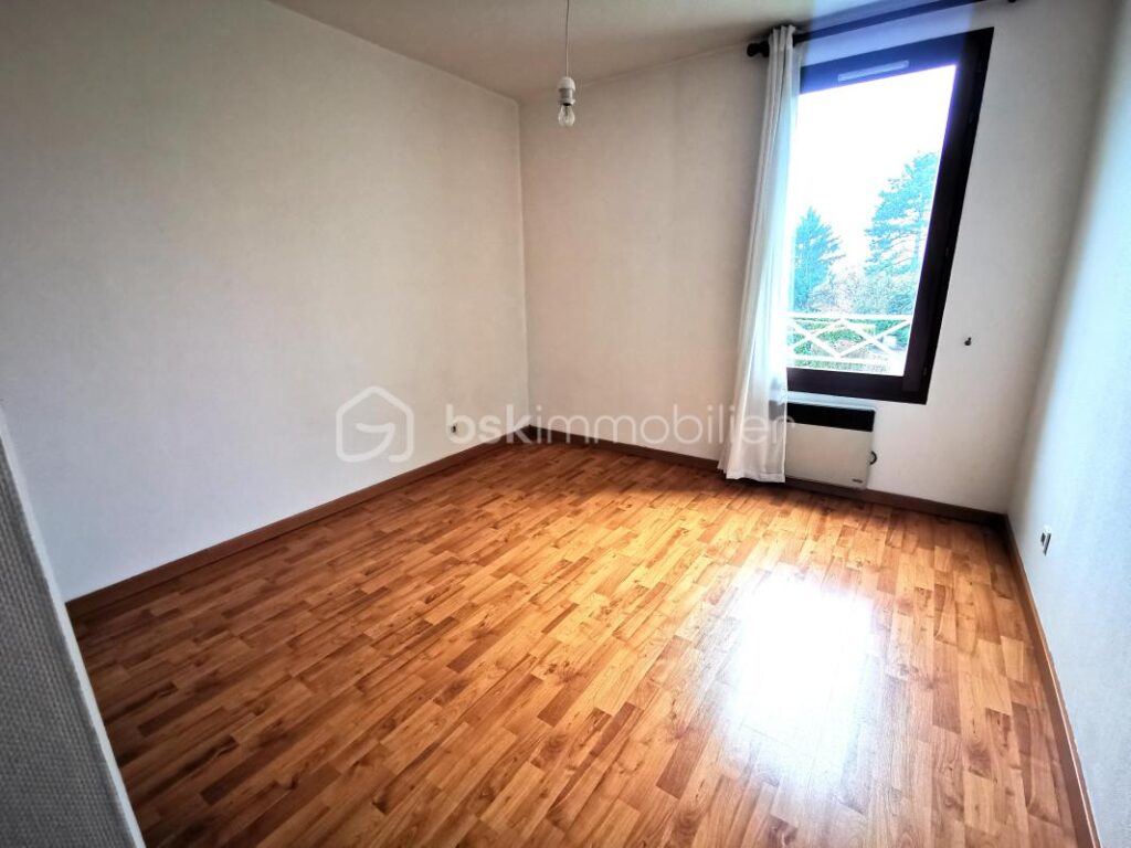 CLAIX – Appartement T3 avec terrasse exposée Sud, résidence calme et sécurisée, courts de tennis – 3 pièces – 2 chambres – 71 m²
