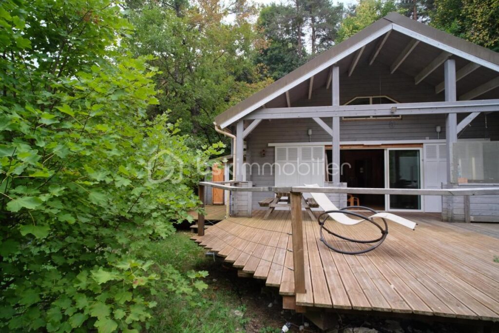 Chalet récent en bois au bord de la rivière sur un terrain plat de 5 460 m² – 3 pièces – 2 chambres – 70 m²