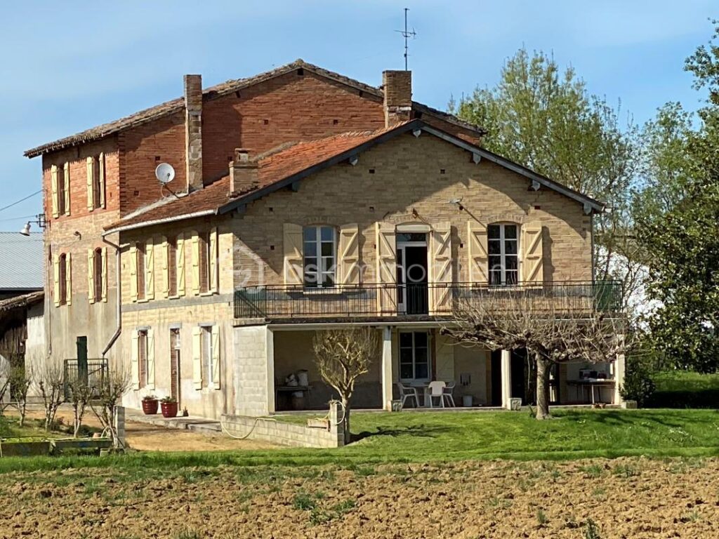 MAISON MOULIN – 8 pièces – 5 chambres – 240 m²