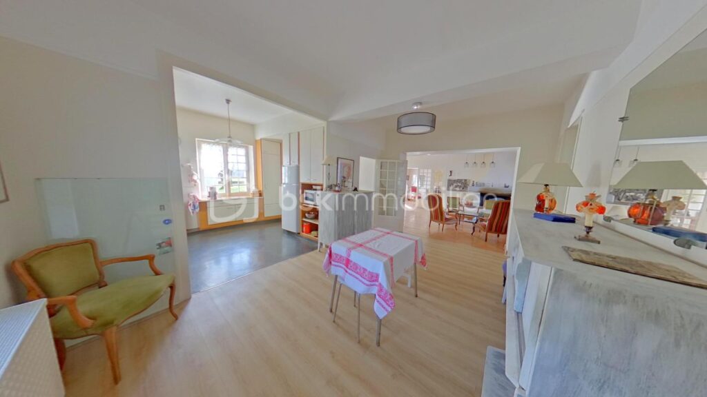 Magnifique propriété de 180 m² sur 1778 m² de terrain – 6 pièces – 4 chambres – 180 m²