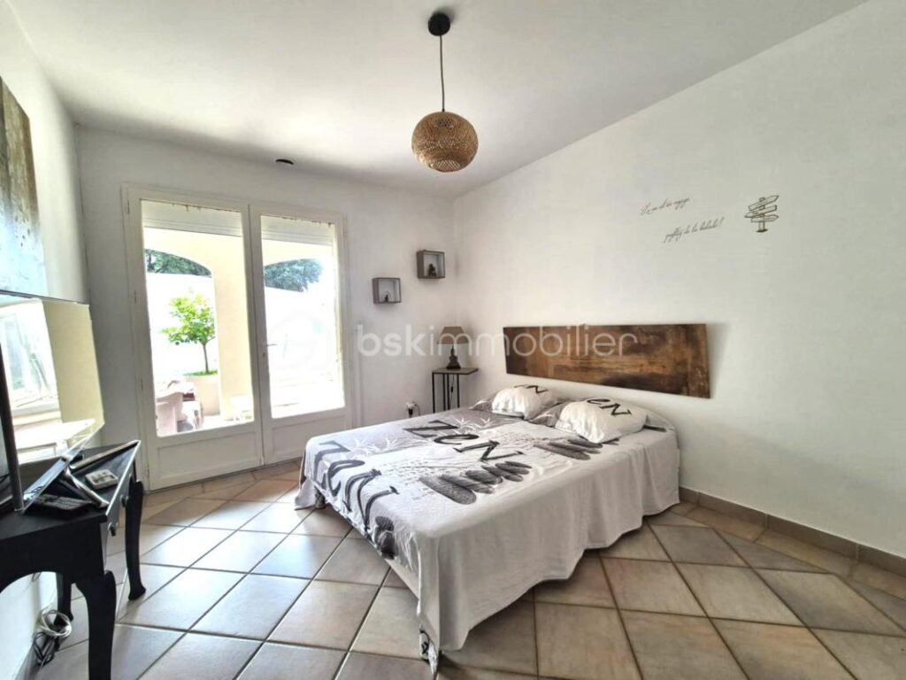 Propriété rare :Villa avec piscine et 3 dépendances locatives – Un placement idéal – 9 pièces – 7 chambres – 190 m²