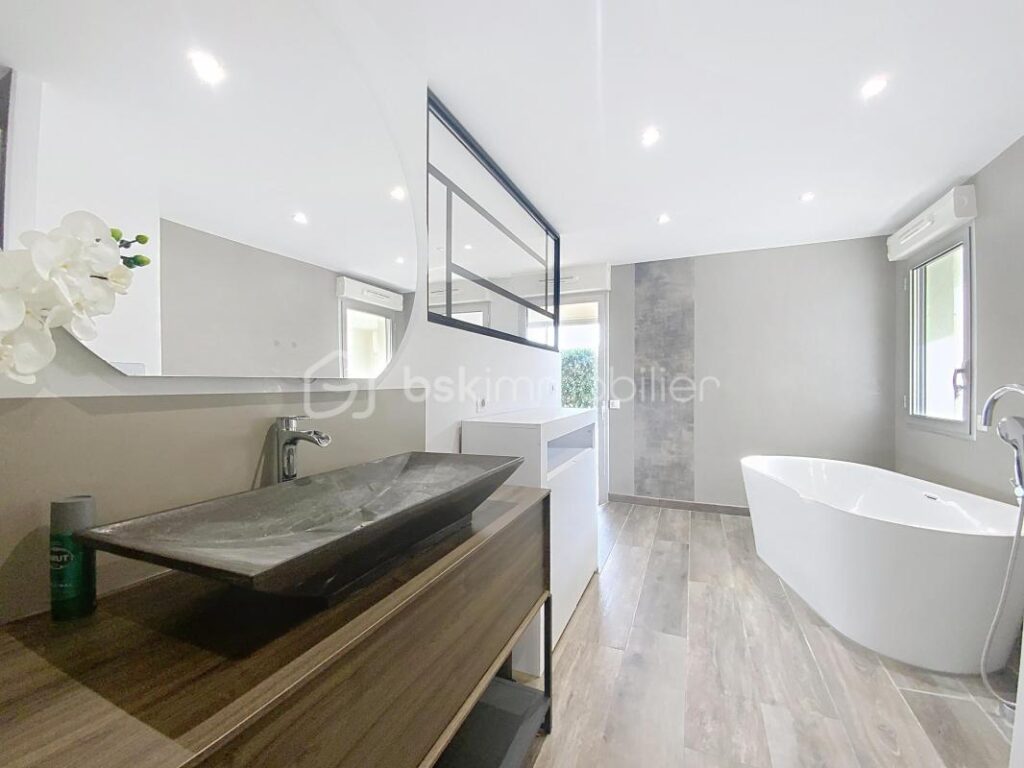 APPARTEMENT T2 de 102 m² – LOGGIA/TERRASSE – VUE PORT – GARAGE – SÈTE / BAS SAINT-CLAIR – QUARTIER HAUT ** – 2 pièces – 1 chambre – 59 m²