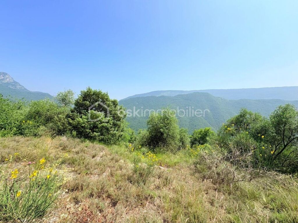 🌿 Rare terrain constructible de 1 562 m² Avec Permis de Construire validé– Vue à couper le souffle sur la vallée de l’Estéron – NR pièces – NR chambres – 1562 m²