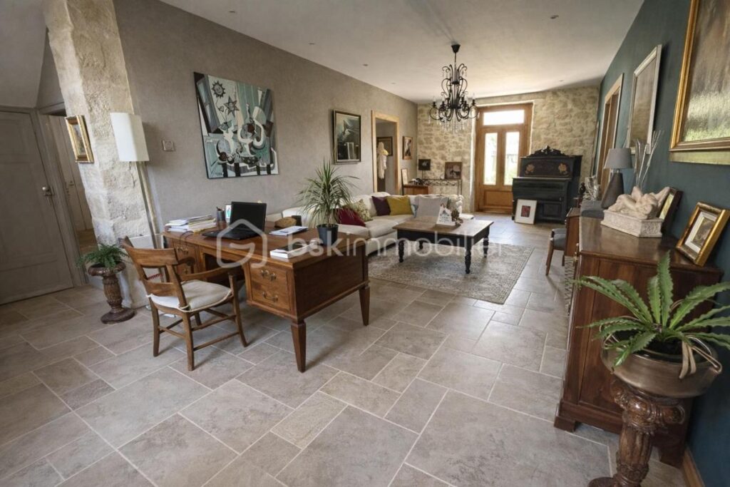 MAGNIFIQUE PROPRIETE EN PIERRES – VUE – CALME – GITES – DEPENDANCES – SOURCE – ETANG – NR pièces – NR chambres – 885 m²