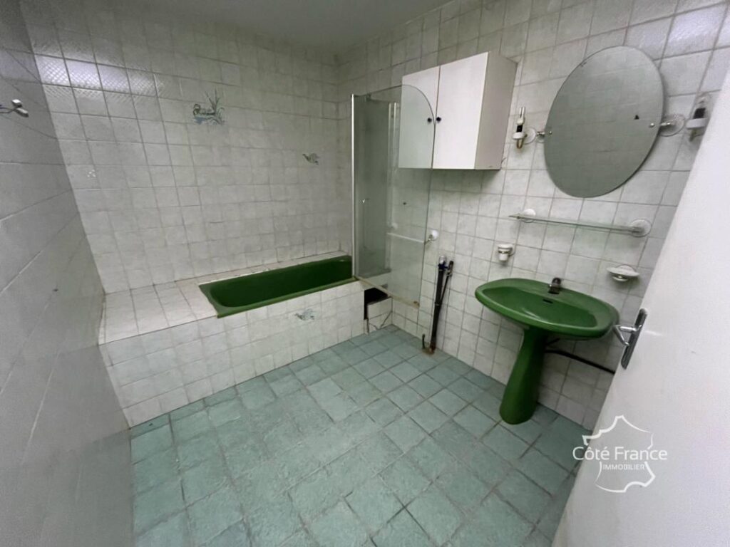 maison de 3 chambres au calme avec dépendances donnant sur l – 5 pièces – 3 chambres – 114 m²