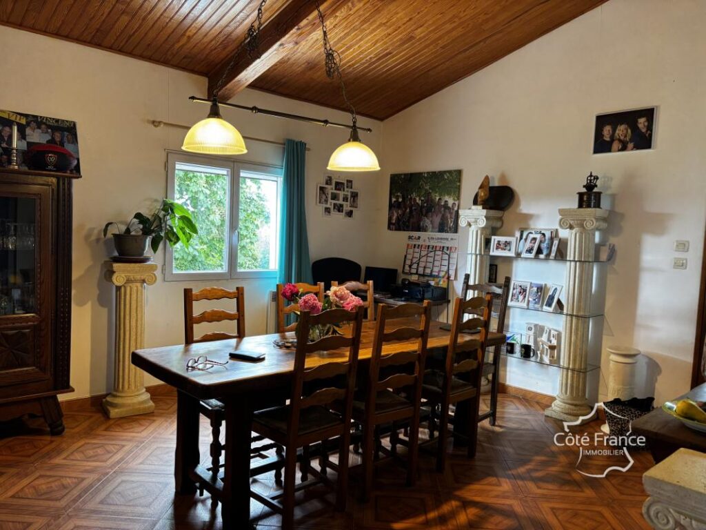 Corps de ferme avec maison d’habitation, plusieurs grandes d – 6 pièces – 3 chambres – 98 m²