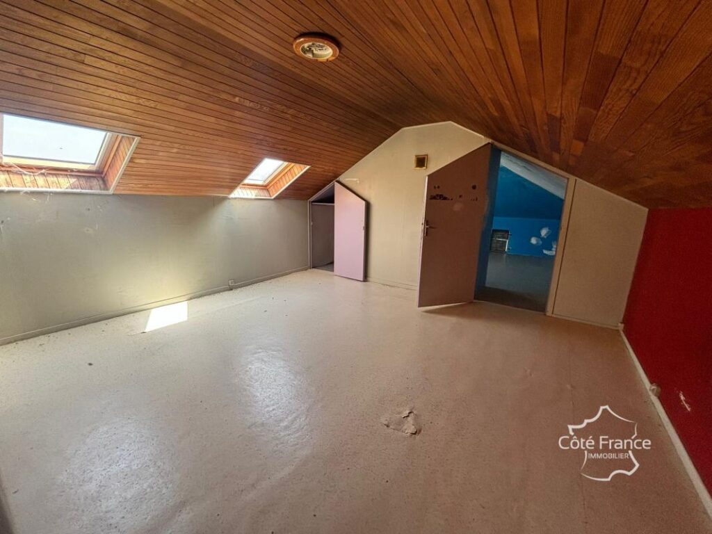 Très charmante maison Auvergnate à rénover, avec beau jardin – 5 pièces – 3 chambres – 75 m²