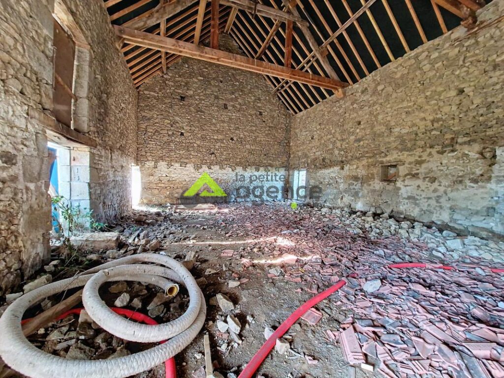 Grange de 200 m2 – AHUN – 2 pièces – 1 chambre – 200 m²